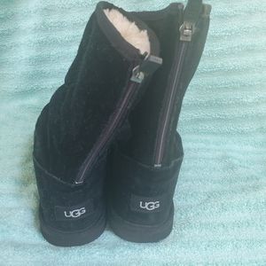 Ugg Kids Black boots with zipper size 4